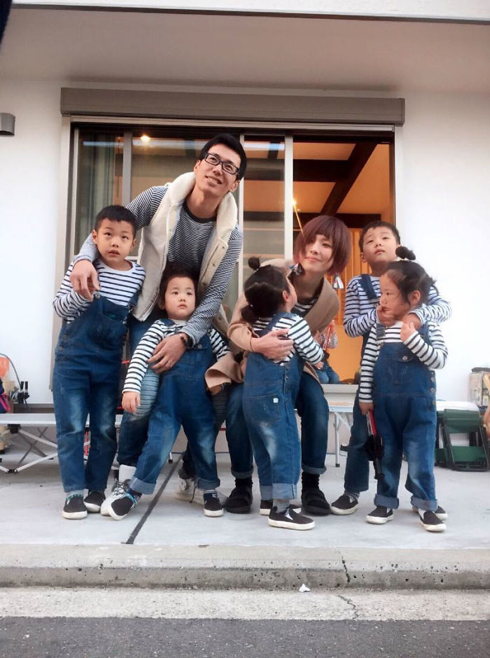 Foto de familia de 7, con trillizas y gemelos
