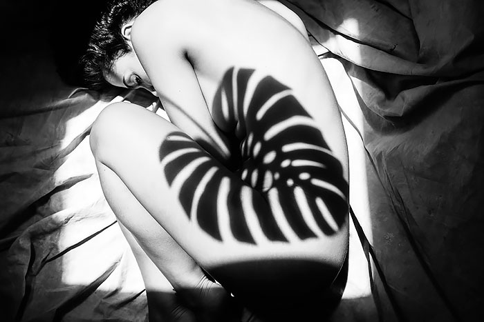 black-and-white-shadow-photography-emilio-jimenez-6-576bc8e5deeca__700