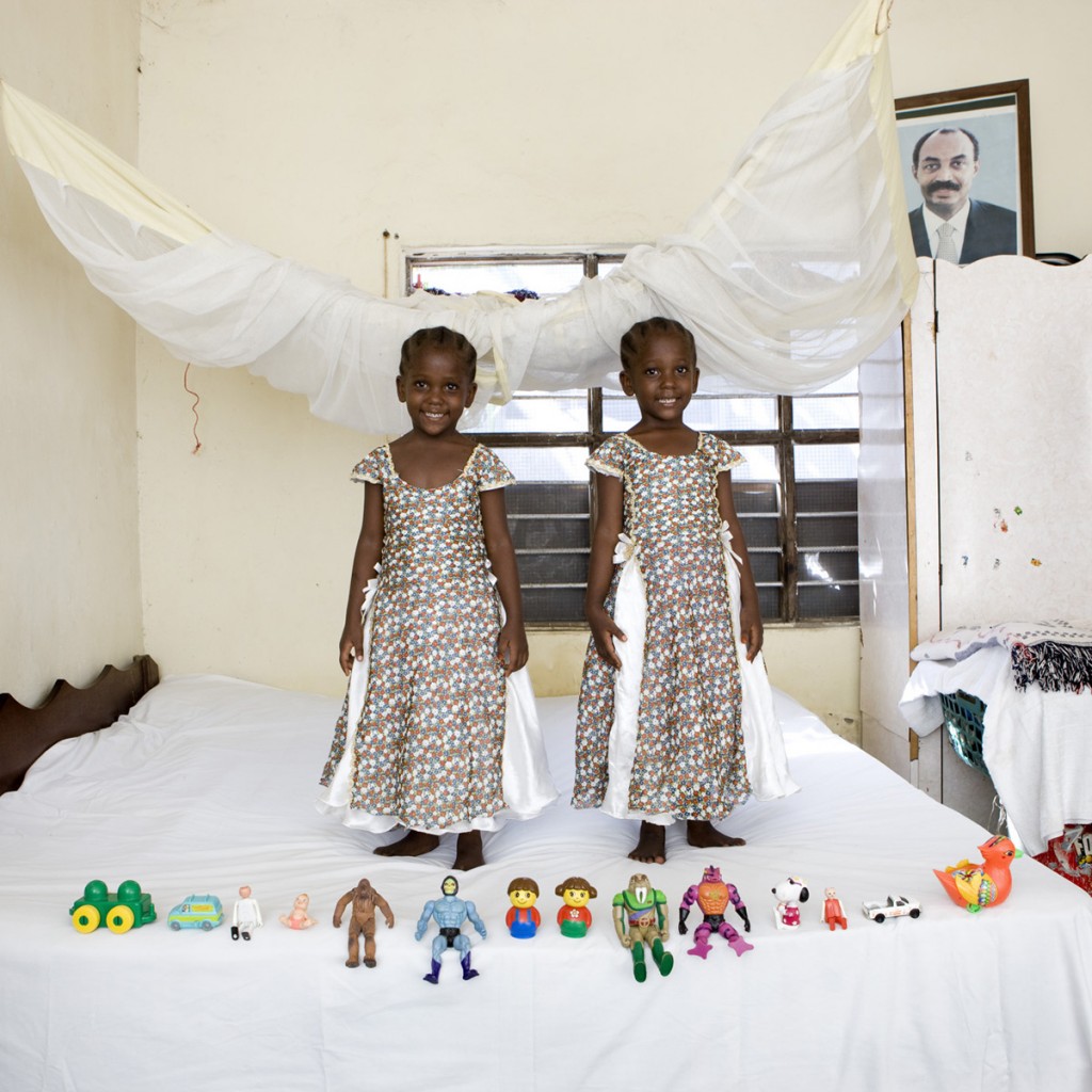 Arafa e Aisha Aman, Zanzibar- Toy Stories, Gabriele Galimberti