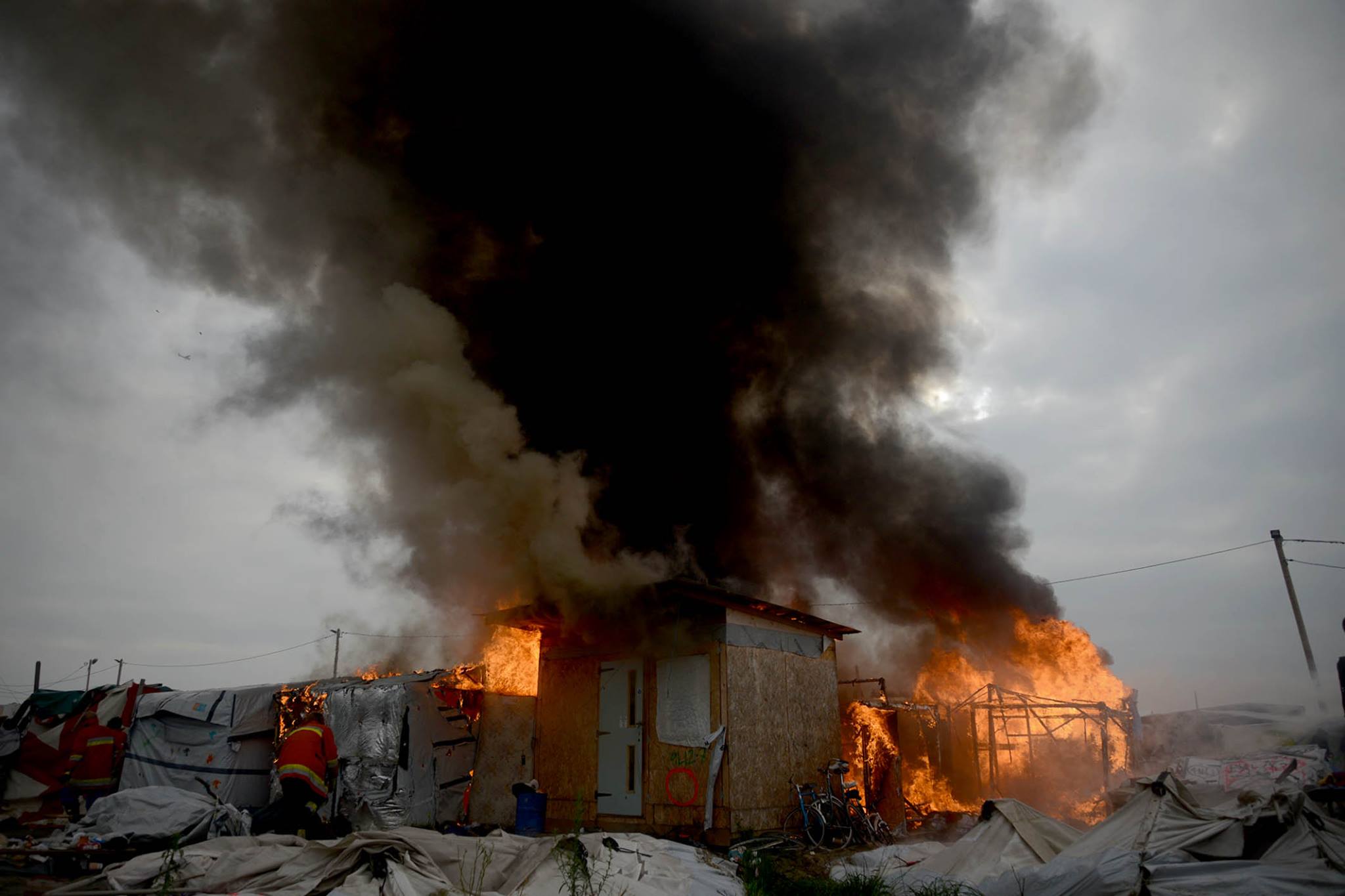 fuego en calais refugiados gabriel tizon