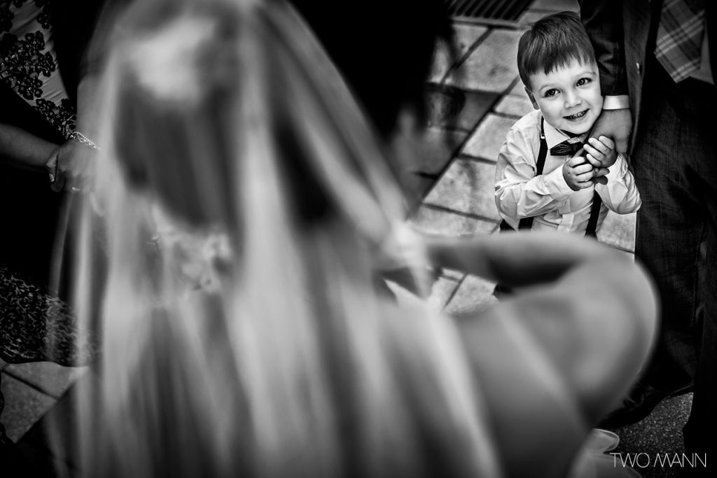 ni&ntilde;o mirando a la novia