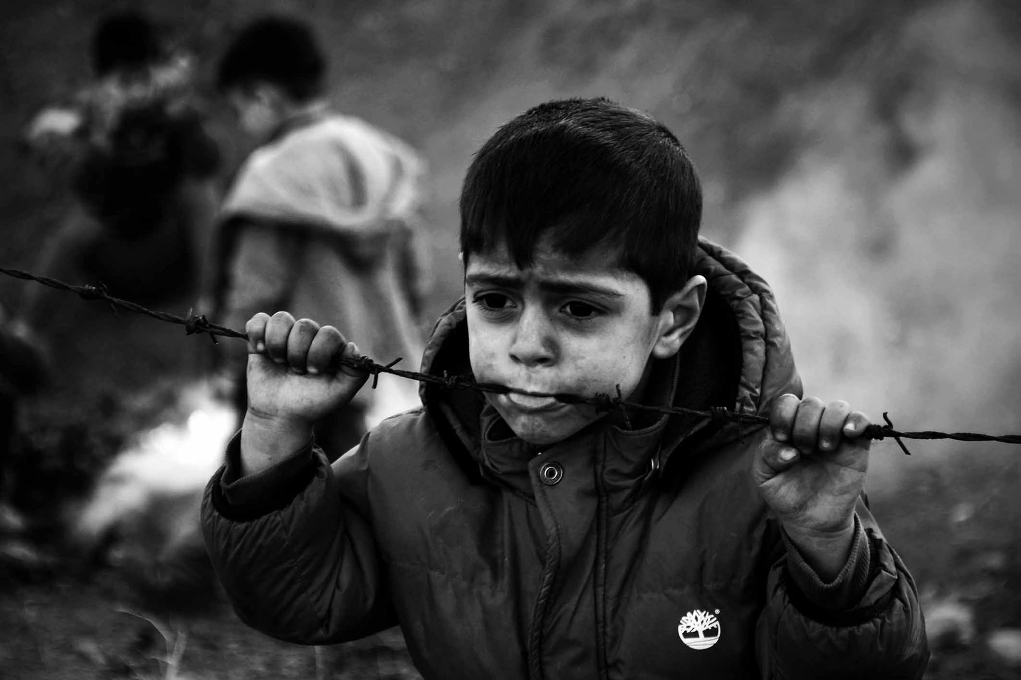niño refugiado en la frontera europea