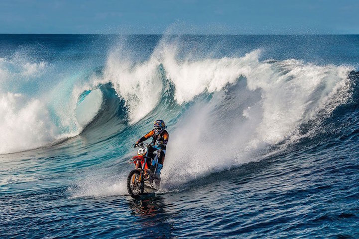 surf sobre una moto 