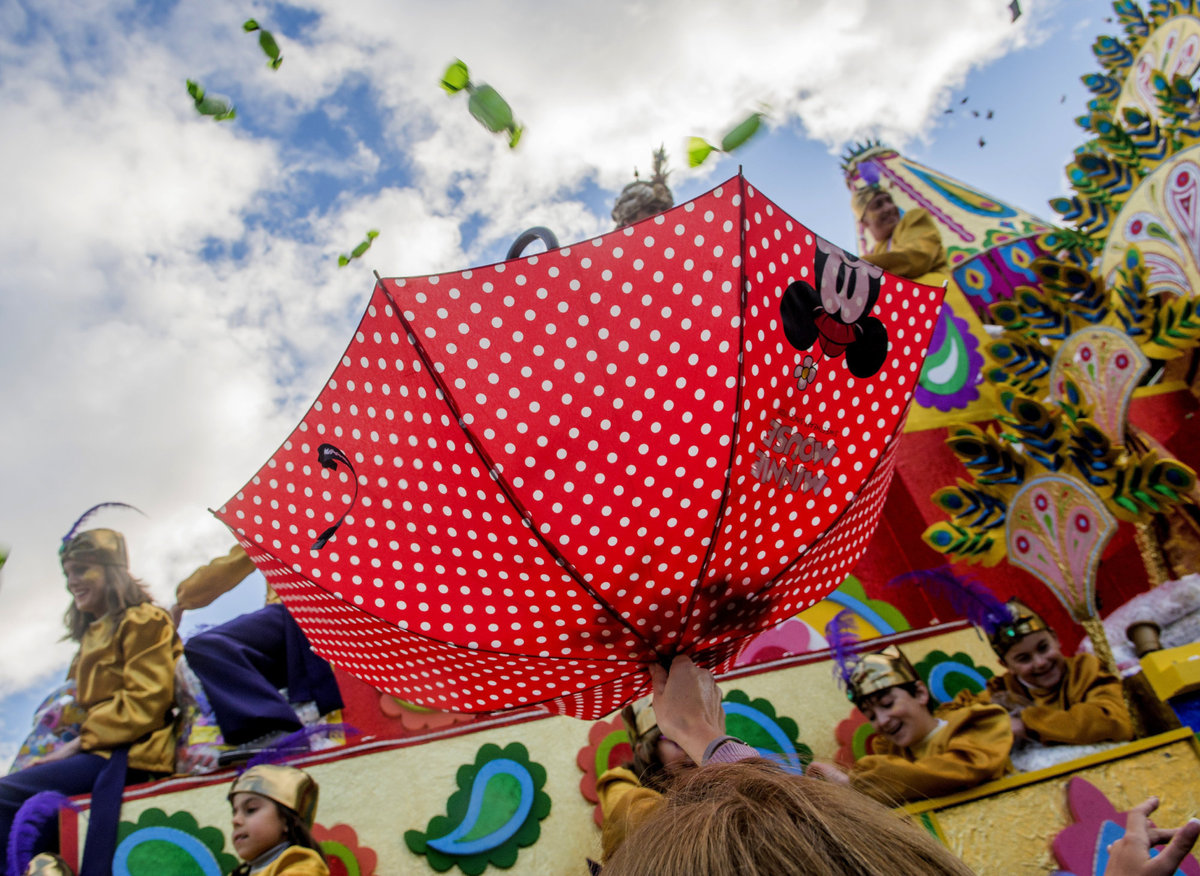 Paraguas recogiendo caramelos en la cabalgata de Reyes de Sevilla