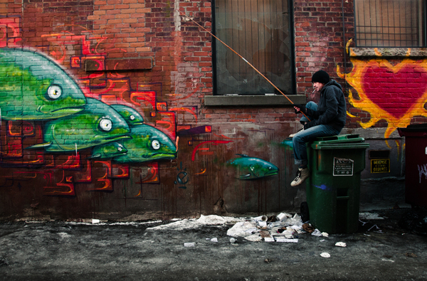 gente interactuando con graffitis 