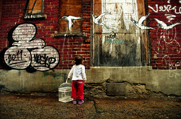 gente interactuando con graffitis 