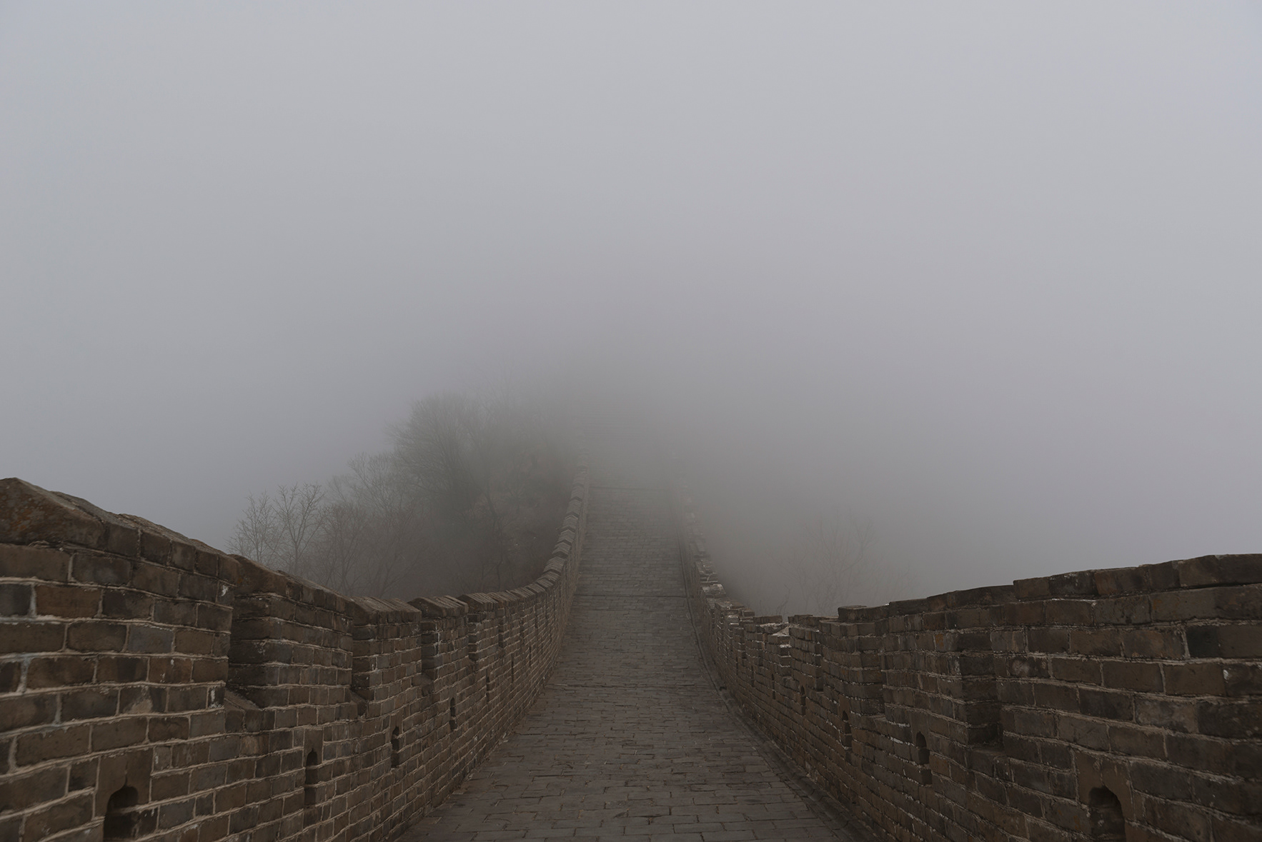 Foto de la muralla china cubierta de niebla