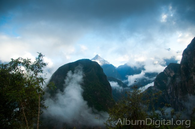 Amanacer nublado sobre el Machu Picchu