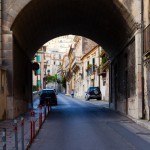 Foto Arco sobre una calle de Modica Sicilia