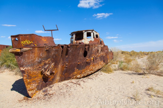 Barco en el mar de Aral