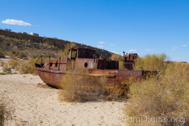Barco en el mar seco de Aral