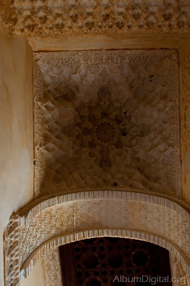 Boveda con estuco y artesonado de la Alhambra