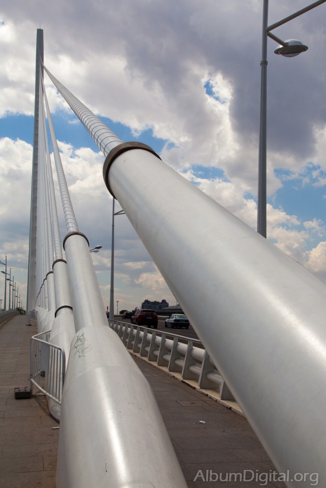 Cables del puente colgante en Valencia