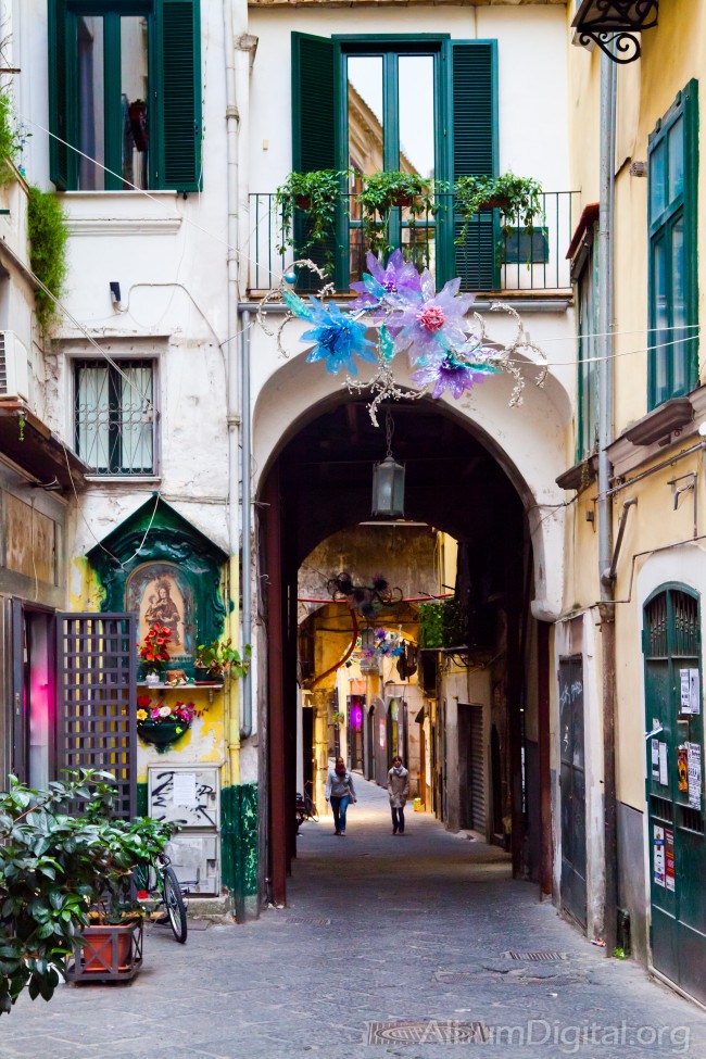 Calle con arco de Salerno