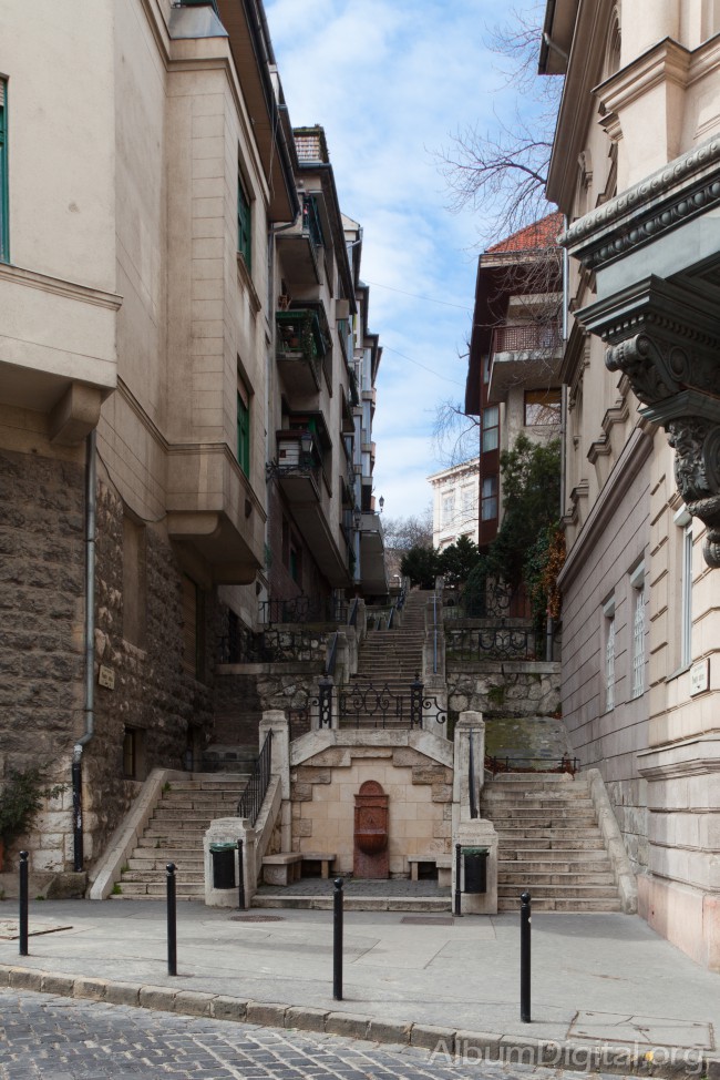 Calle con escalinatas de Budapest