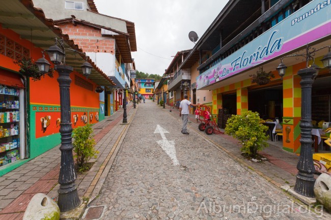 Calle de Guatape Antioquia