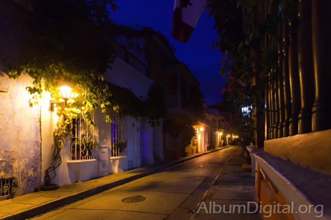 Calle solitaria de Cartagena de Indias