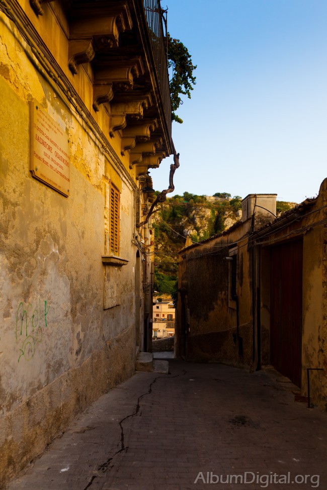 Calle solitaria de Modica Sicilia