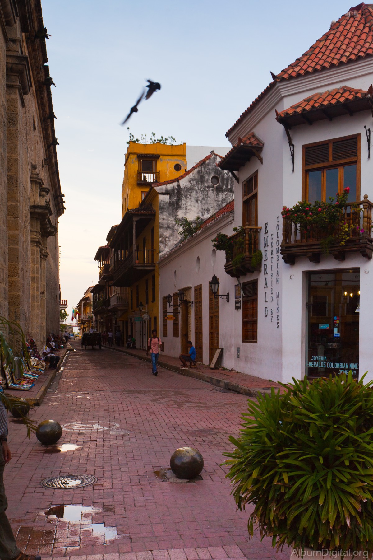 Calle tipica de Cartagena Colombia