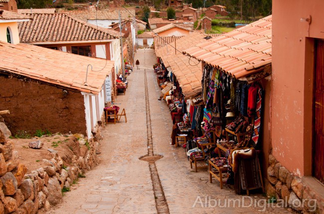 Calle tipica de Chinchero Peru