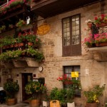Foto Casa con balcones de flores