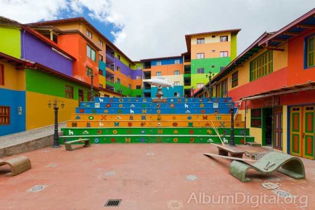 Colorida plaza de Guatape