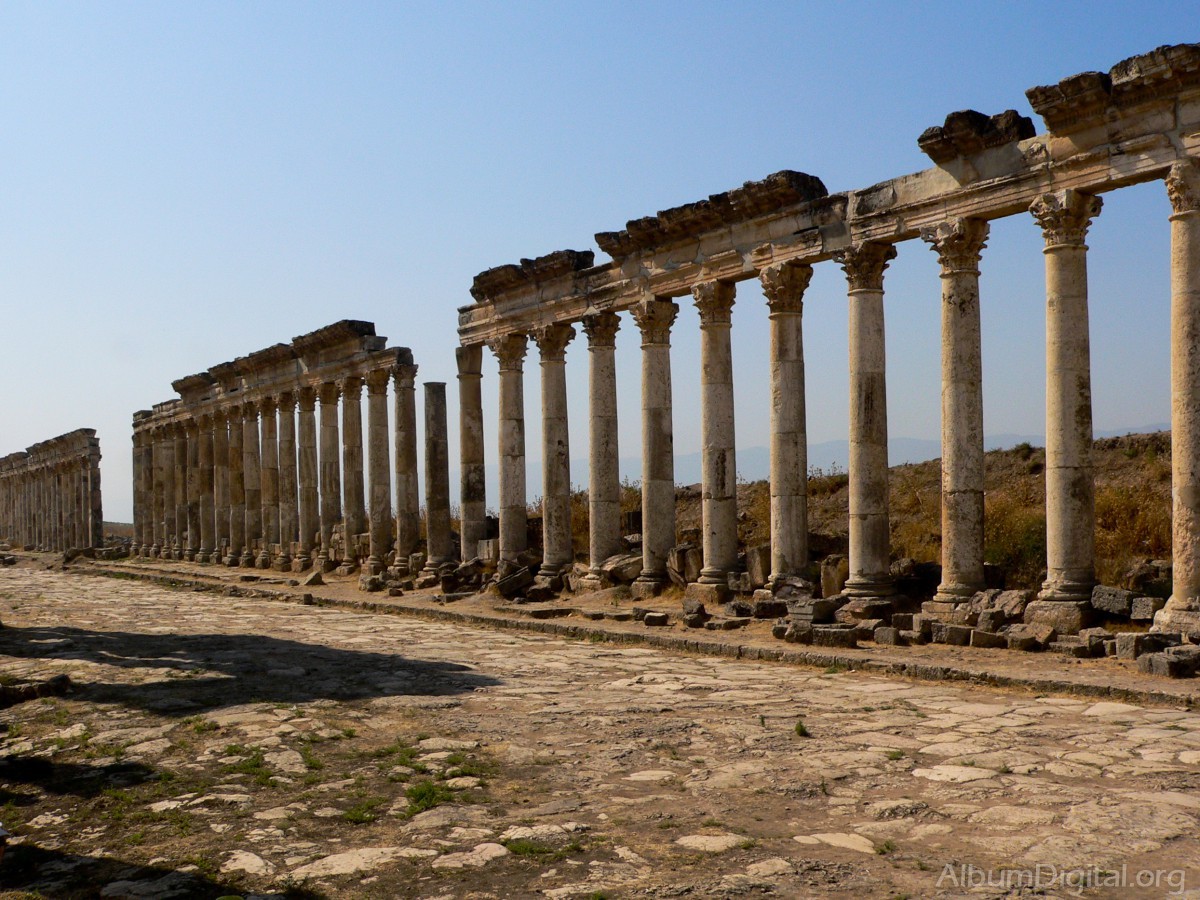 Columnas calle principal de antigua Apamea