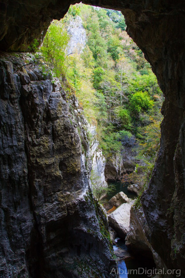 Entrada del rio en la cueva de Skocjan