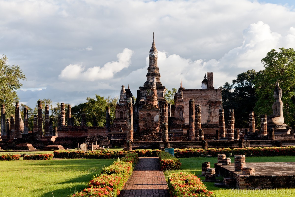 Entrada recinto Sukhothai Tailandia