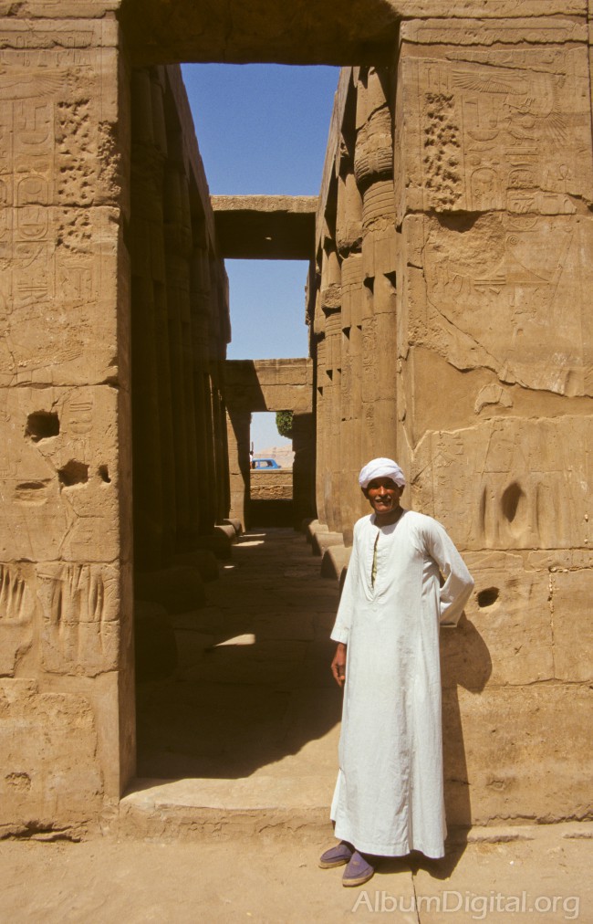 Entrada sala de columnas Luxor