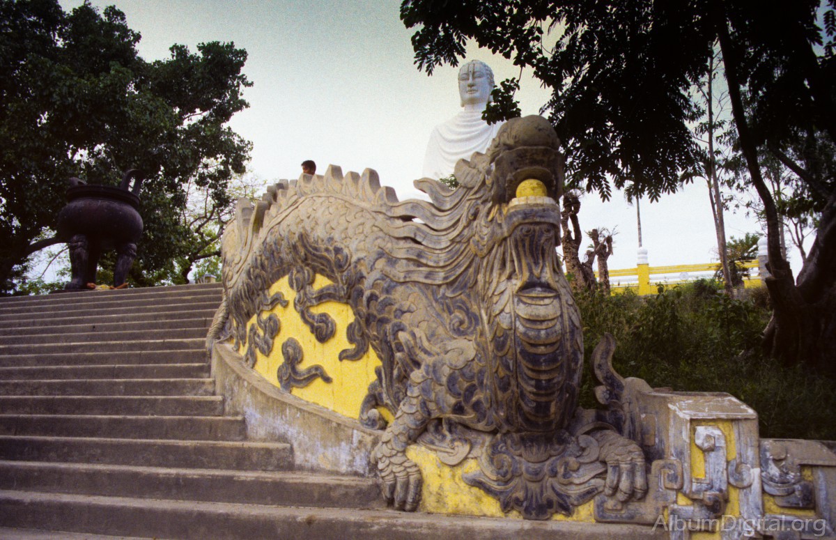 Escaleras acceso al buda de Nha Trang