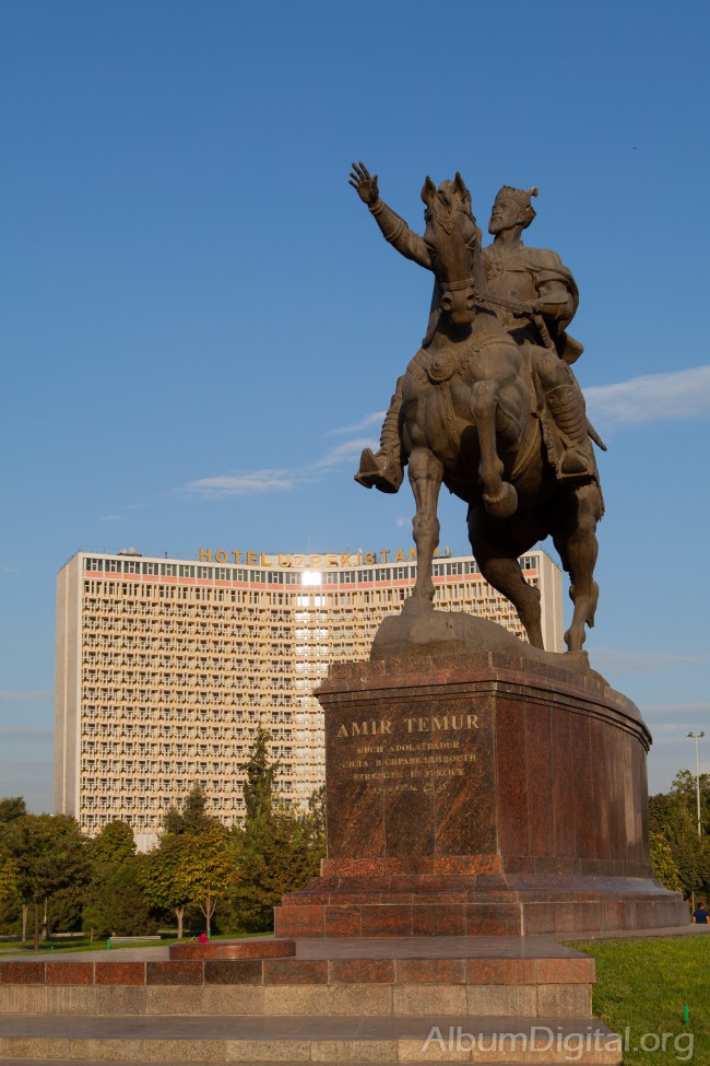 Escultura de Amir Timur en Tashkent