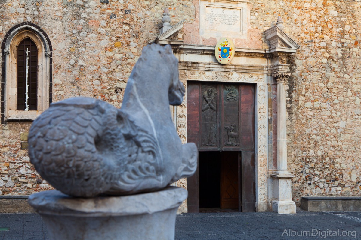 Escultura en la plaza del Duomo de Taormina
