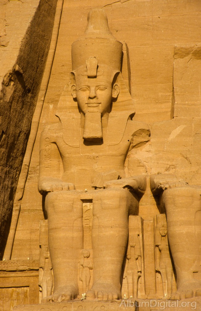 Escultura fachada de Abu Simbel