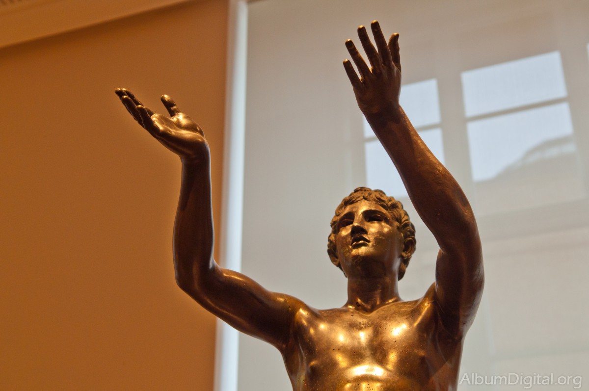 Escultura Joven en bronze Altes Museum