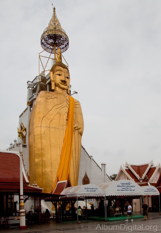 Estatua de Buda de oro