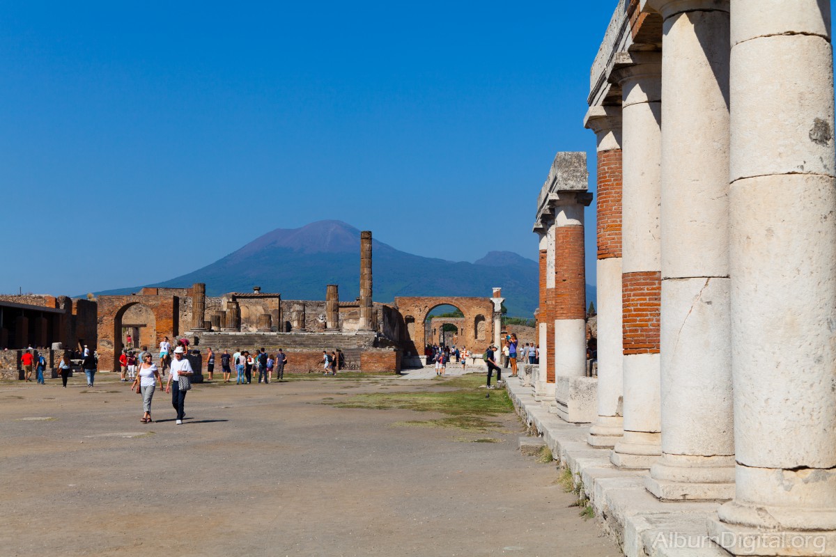 Foro de Pompeya bajo el Vesuvio