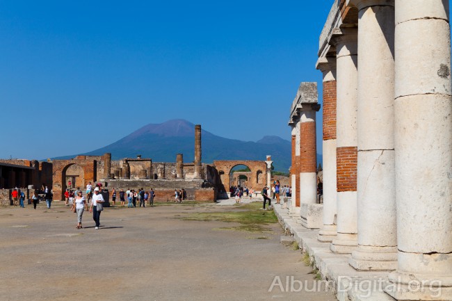 Foro de Pompeya bajo el Vesuvio
