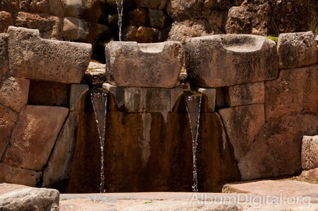 Fuente de agua en Tambomachay