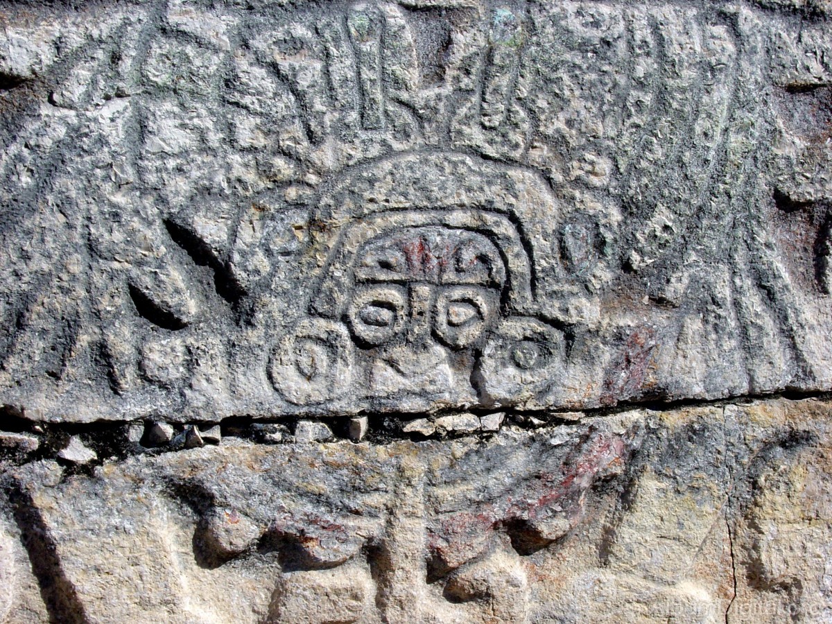 Grabado en piedra dios maya