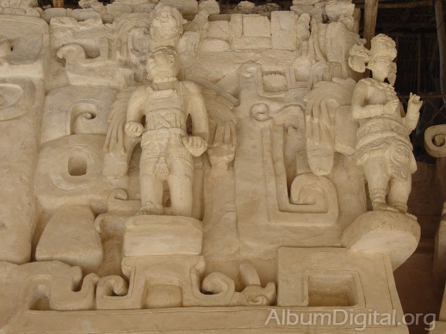 Foto Guerreros alados en el altar del jaguar Acropolis Ek Balam