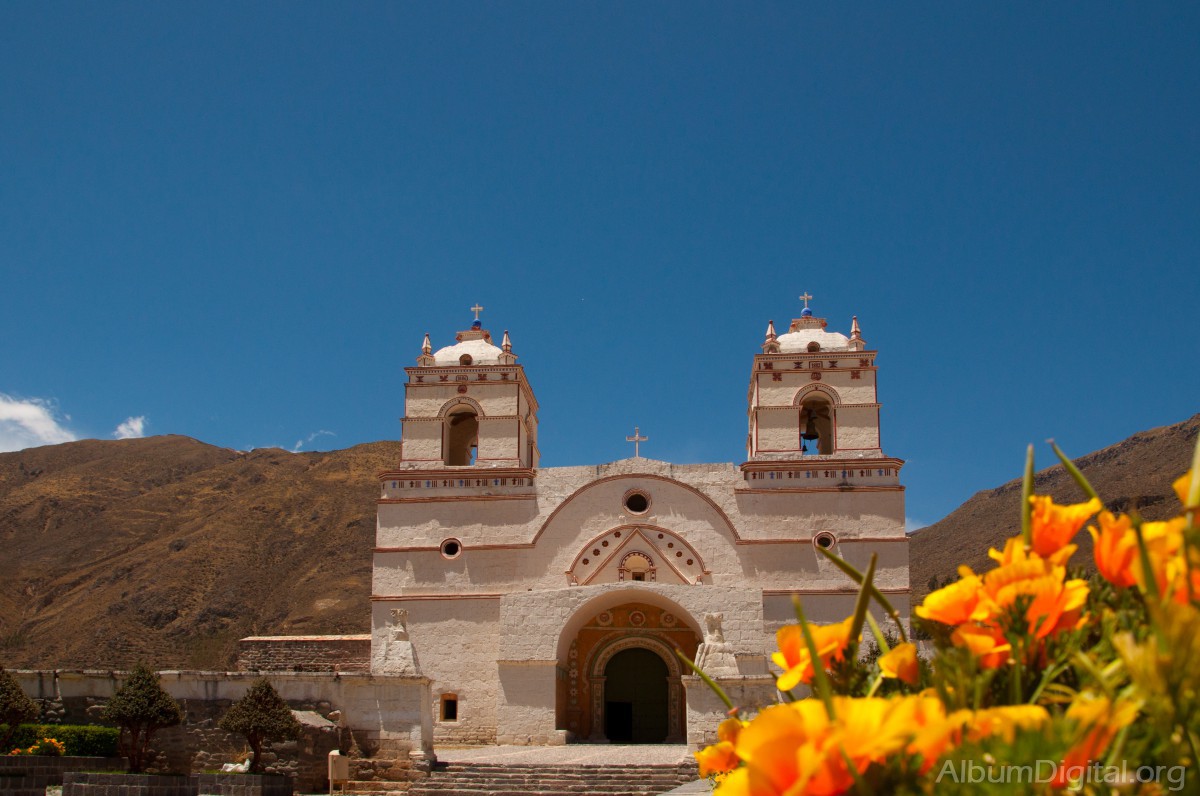 Iglesia y plaza en Yari Peru