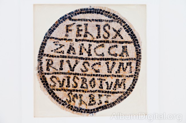 Inscripcion en mosaico