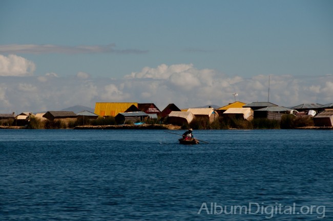 Isla flotante lago Titicaca