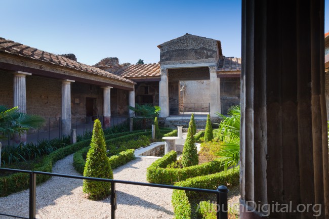 Jardin interior templo romano