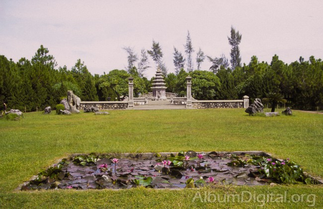 Jardines tumbas imperiales de Hue