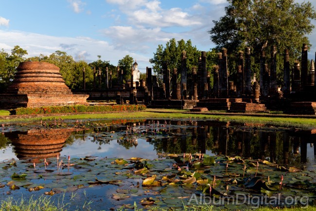 Lago de las ruinas Sukhothai 