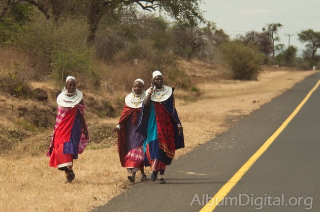 Masais en la carretera