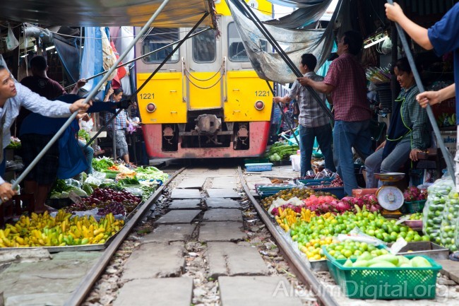 Mercado de tailandia al paso del tren
