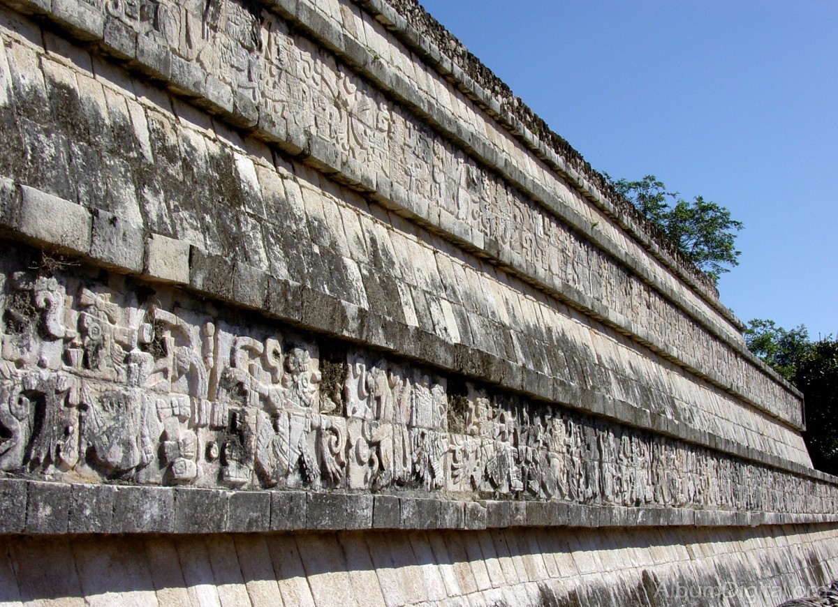 Muro esculturas mayas